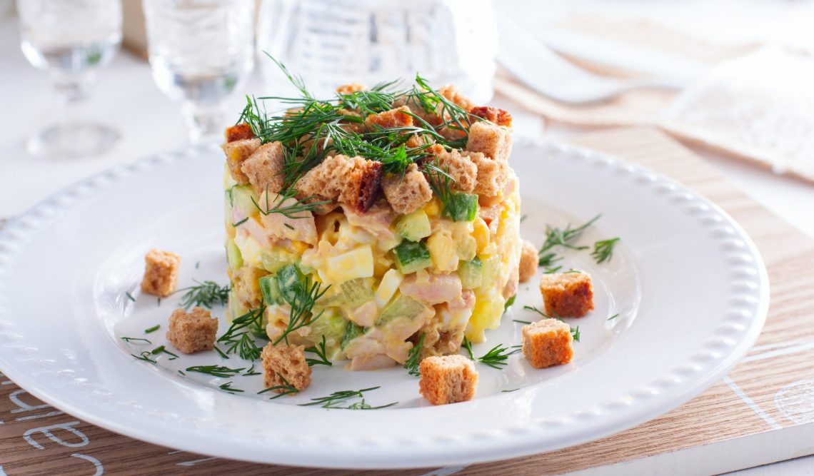 Салат с ветчиной и сухариками Лайфхакер