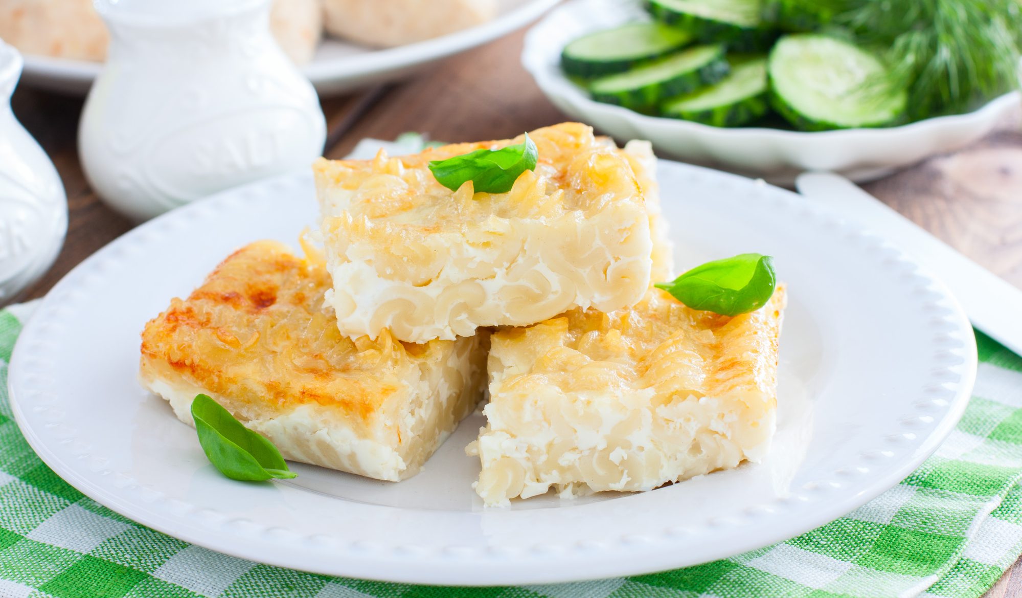 Проще не бывает. Запеканка из макарон с сыром и яйцами