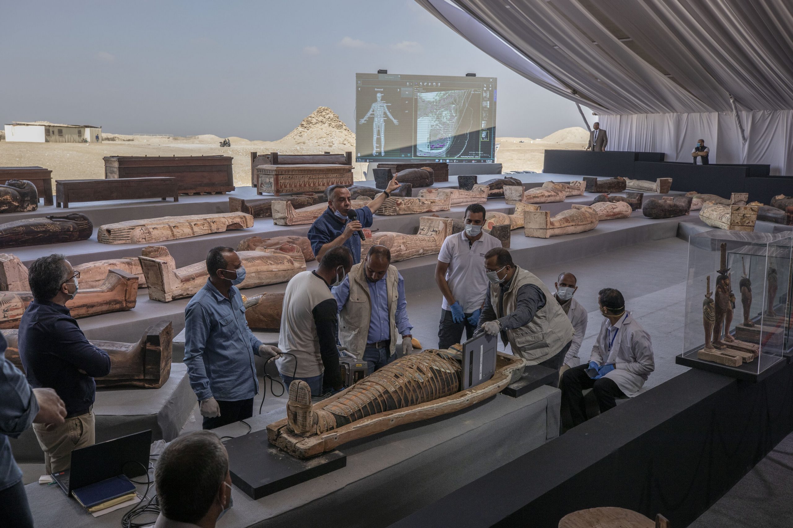 В Египте обнаружили 100 древних саркофагов с мумиями
