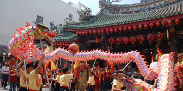Новогодние традиции: танцующие с драконом в Тайване