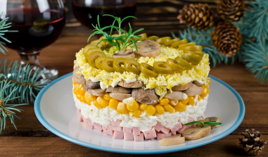 Слоёный салат с ветчиной и грибами Лайфхакер
