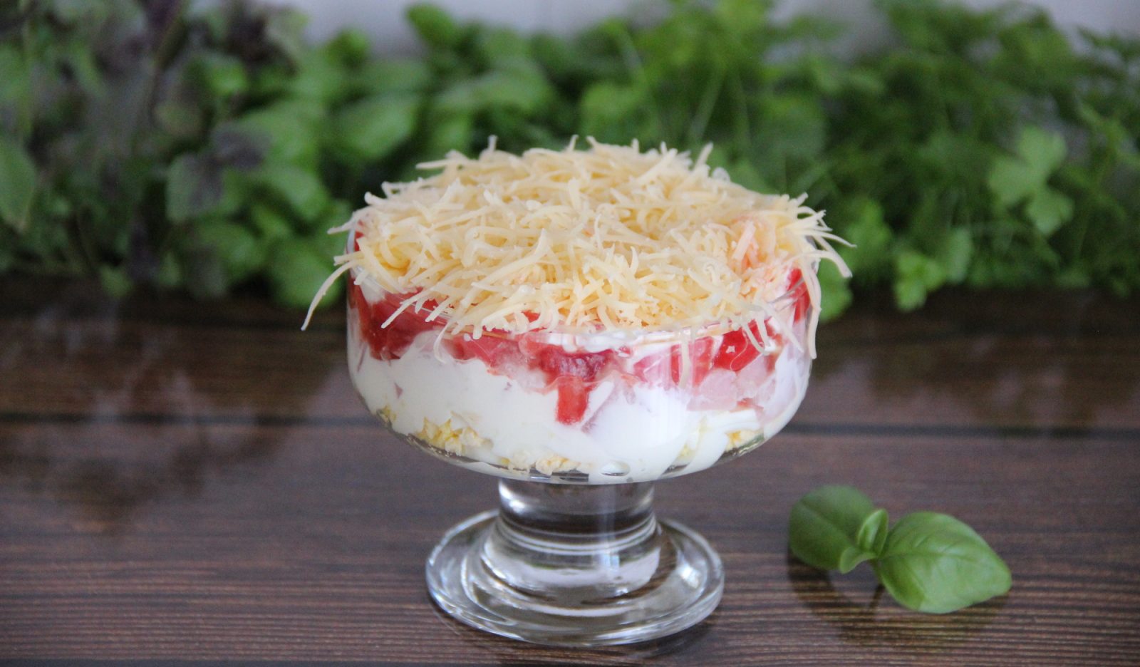 Слоёный салат с ветчиной и помидорами Лайфхакер