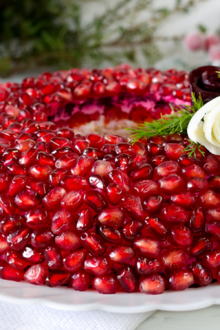 Классический салат «Гранатовый браслет»