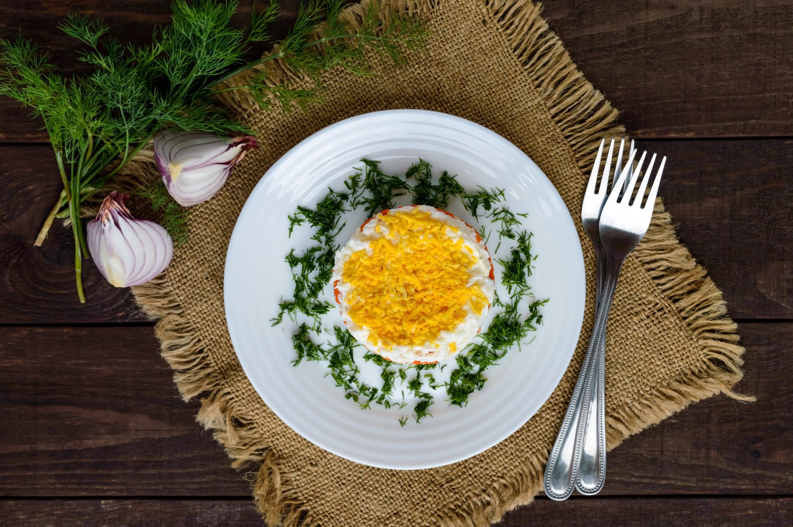 Слоёный салат из куриной печени