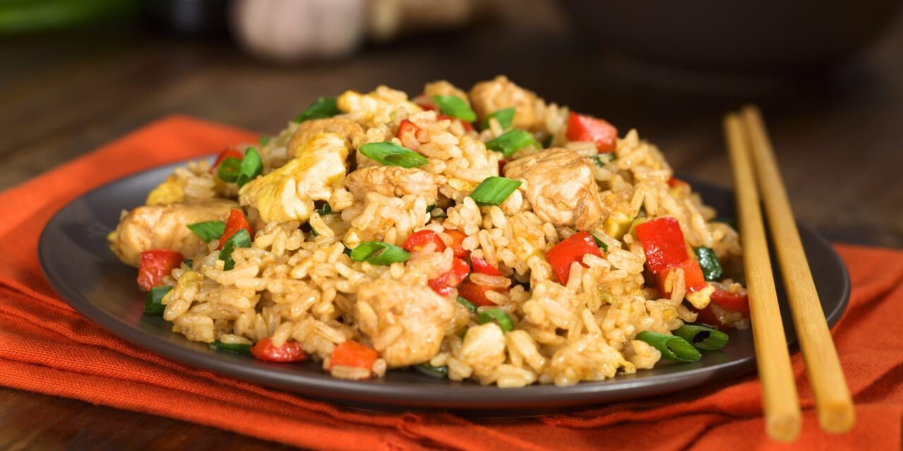 Рис с курицей и овощами в одной посуде