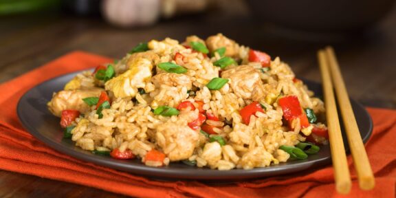 Рис с курицей и овощами в одной посуде: рецепт
