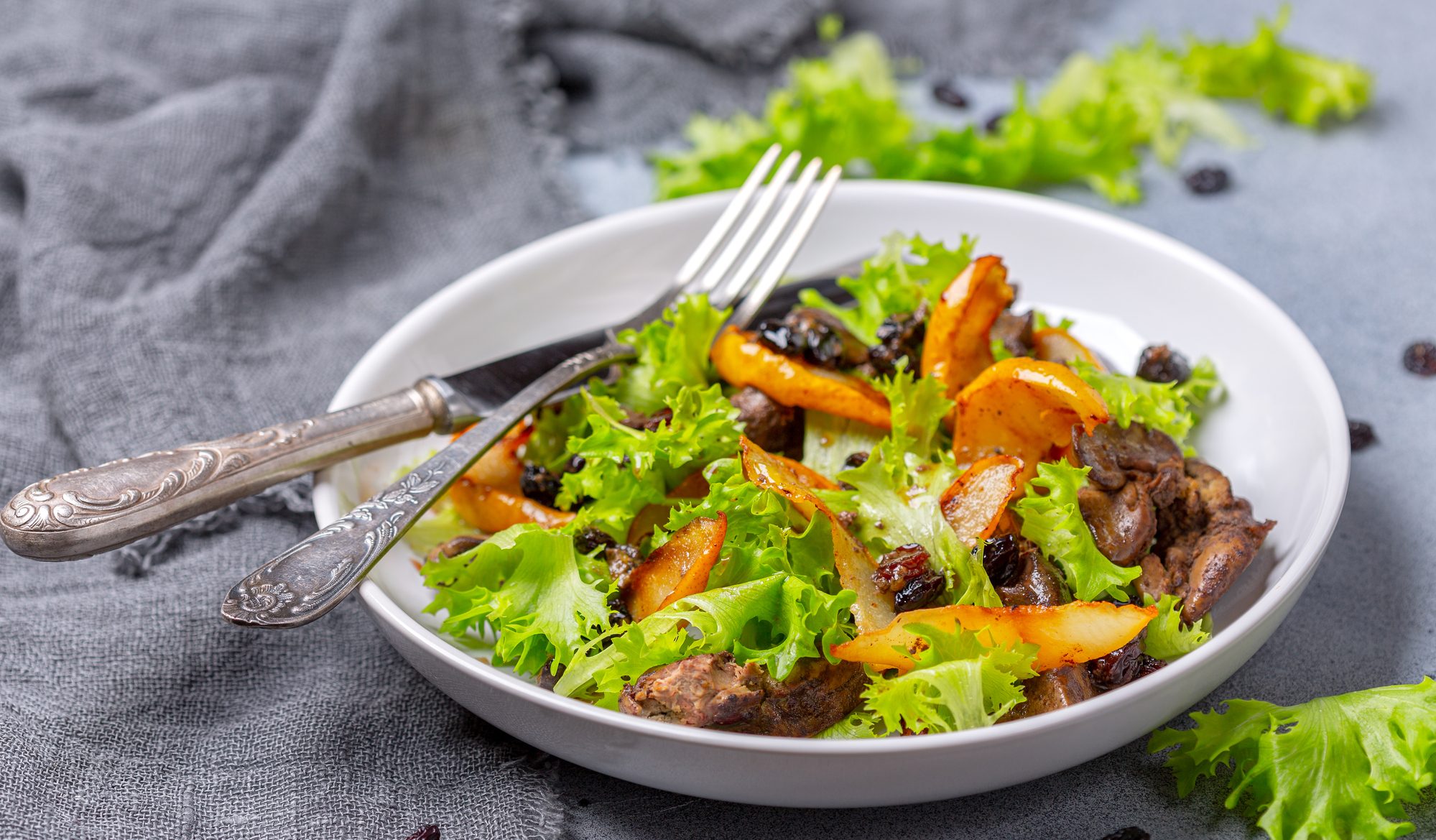 Салат с куриной печенью и карамелизированной грушей