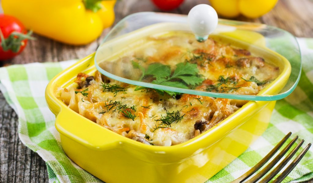 Запеканка из макарон с грибами и сливочным соусом Лайфхакер