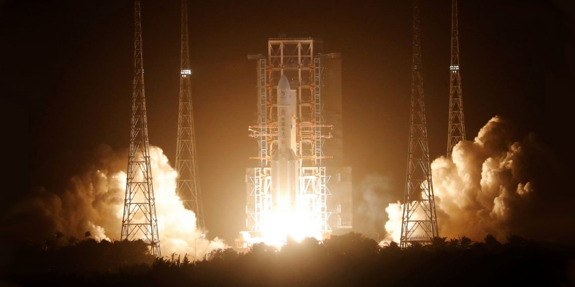 Китай впервые запустил возвращаемый зонд на Луну