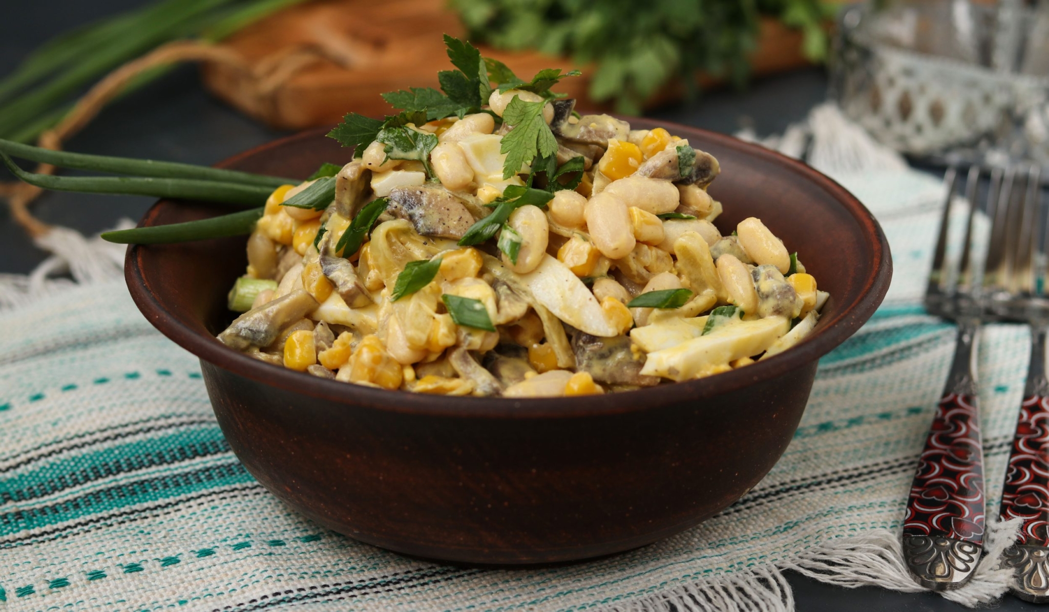 Салат с фасолью, грибами и сухариками