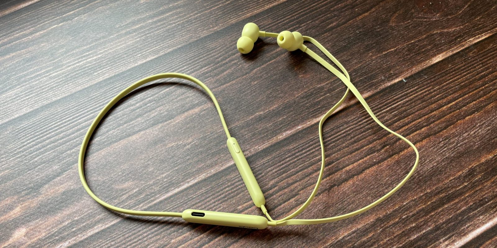 Обзор Beats Flex — самых бюджетных наушников компании, которые держат ...