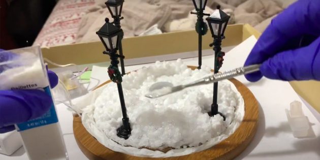 Как сделать снежный шар: придайте форму сугробу клеем и блёстками