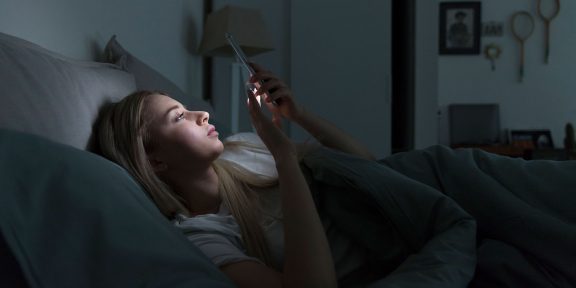 Как научиться засыпать без смартфона