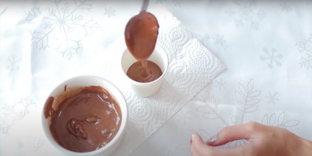 DIY New Year's gifts: pour chocolate into glasses