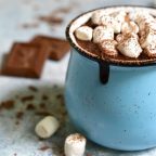 Осень — время горячего шоколада и какао. Собрали лучшие рецепты напитков