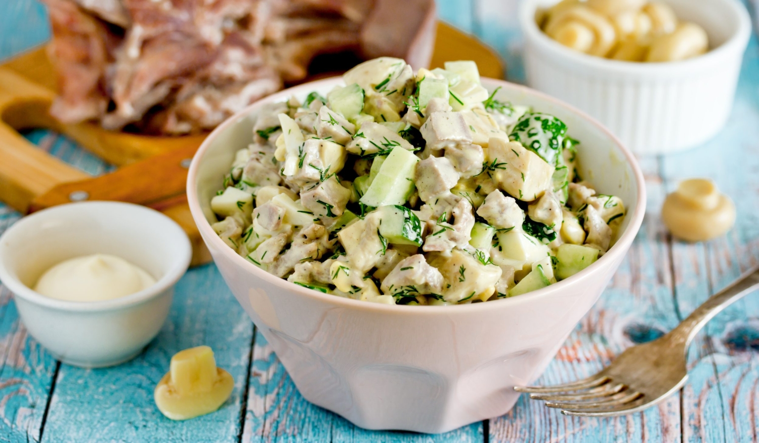 Салат с языком, огурцами и шампиньонами Лайфхакер