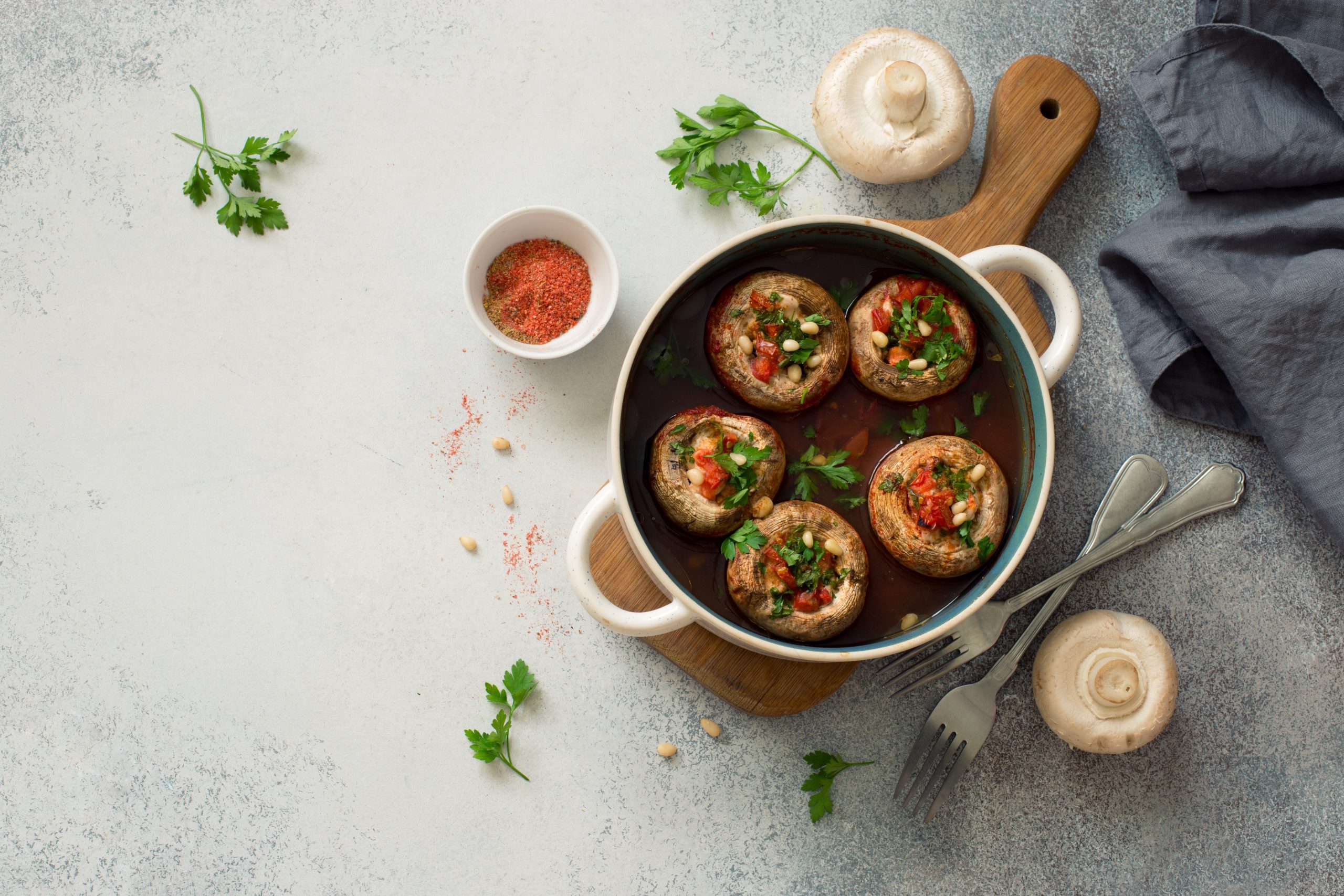 Шампиньоны, фаршированные вялеными помидорами и орехами