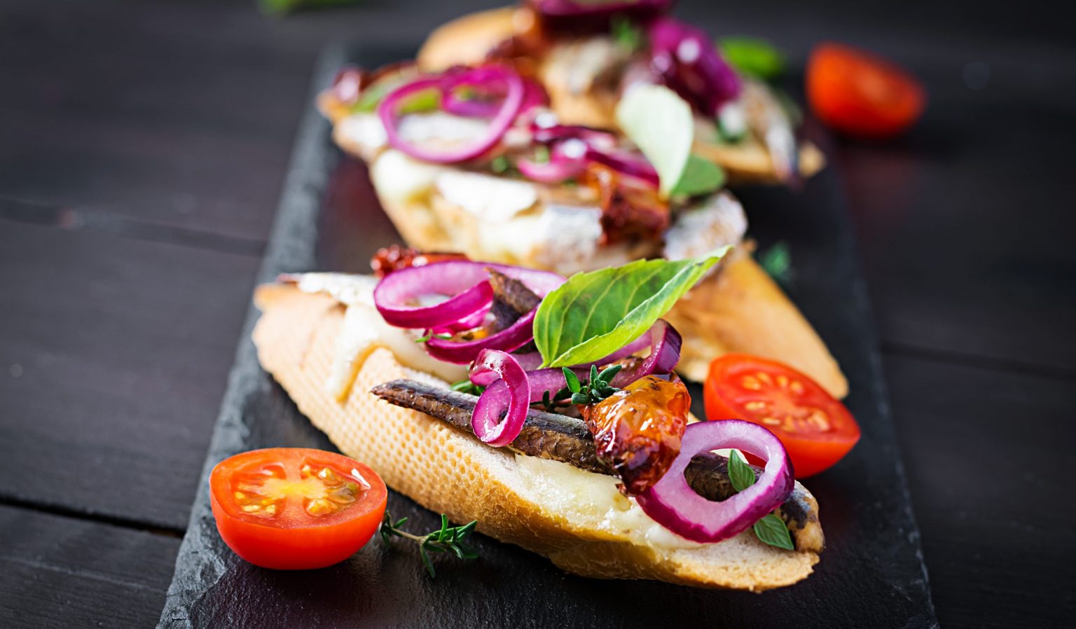 Брускетта со шпротами, моцареллой и вялеными помидорами