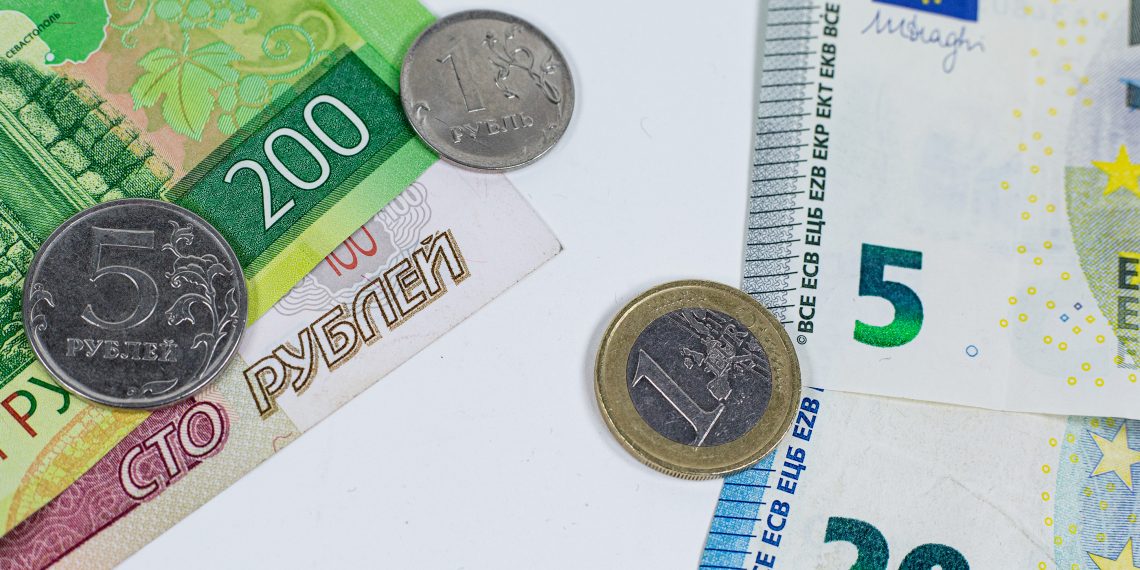 Курс евро превысил 93 рубля. Как отреагировали в Сети