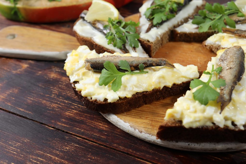 Бутерброды со шпротами с черным хлебом — рецепт с фото