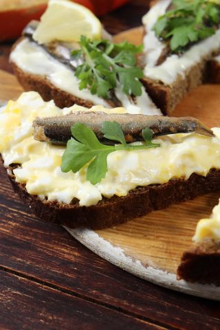 Бутерброды со шпротами, яйцом и сыром