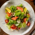 Салат с копчёной красной рыбой, овощами и моцареллой