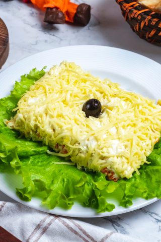 Салат со шпротами, сыром и чипсами