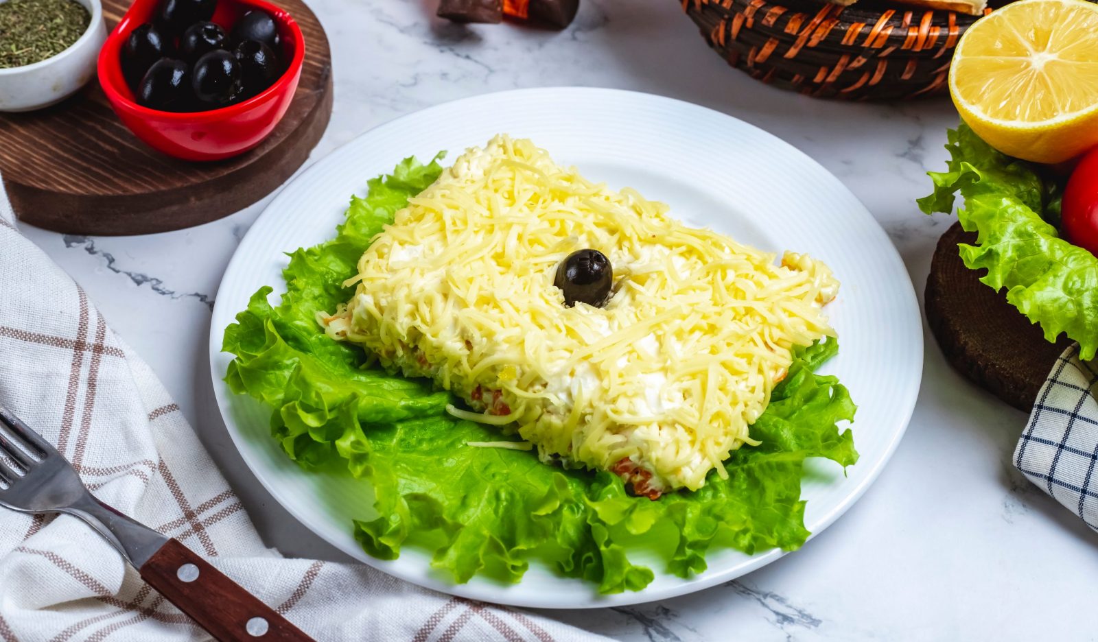 Салат со шпротами, сыром и чипсами Лайфхакер