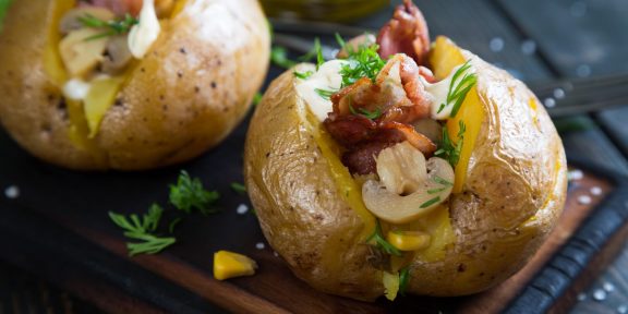 Картофель, запечённый с беконом и грибами