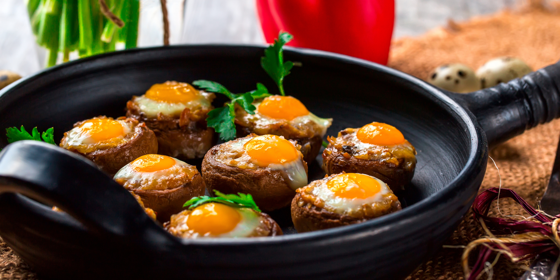 Шампиньоны с перепелиными яйцами (в микроволновке)