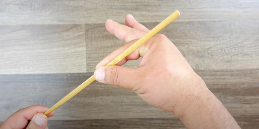 1 палка можно. Палка с большим пальцем своими руками. Применение палочек для суш. Как есть лапшу палочками. Ванильные палочки как использовать.