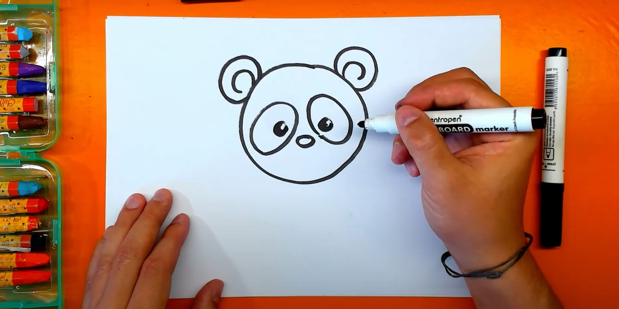 Рисовать медведя классным маркером про Валерку