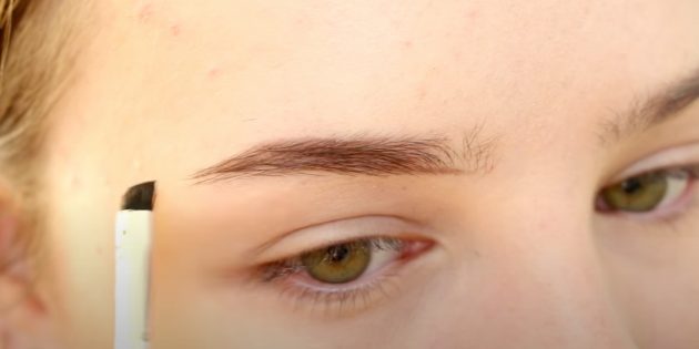 Как сделать естественный макияж: подкрасьте брови