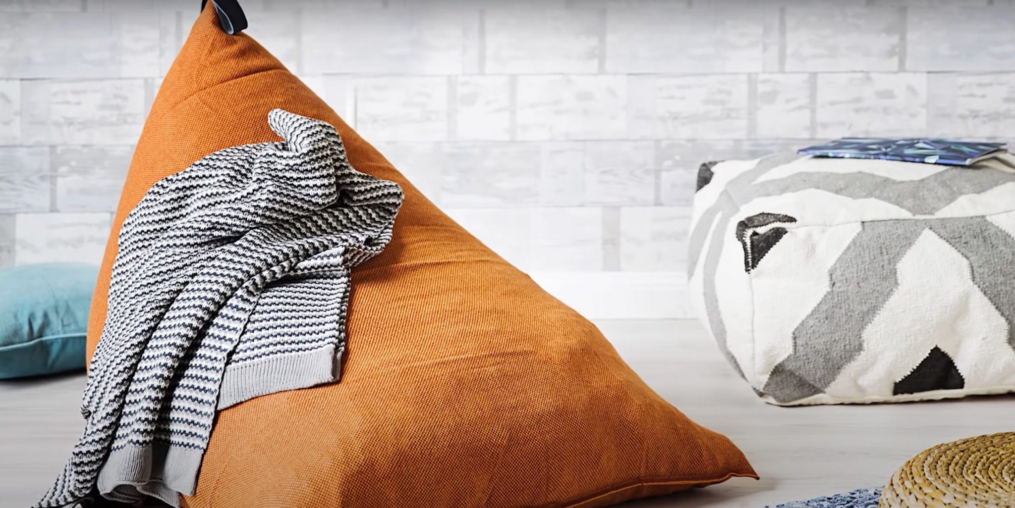 Яркий бескаркасный диван из плащевки