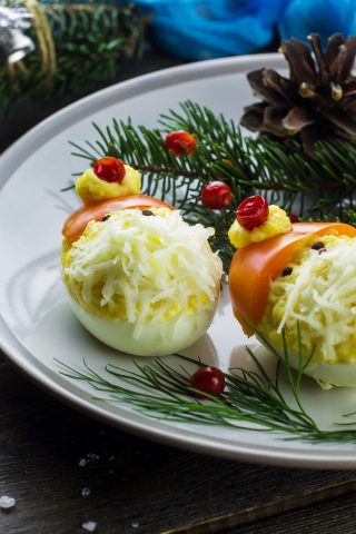По-настоящему новогодняя закуска! Фаршированные яйца «Дед Мороз»