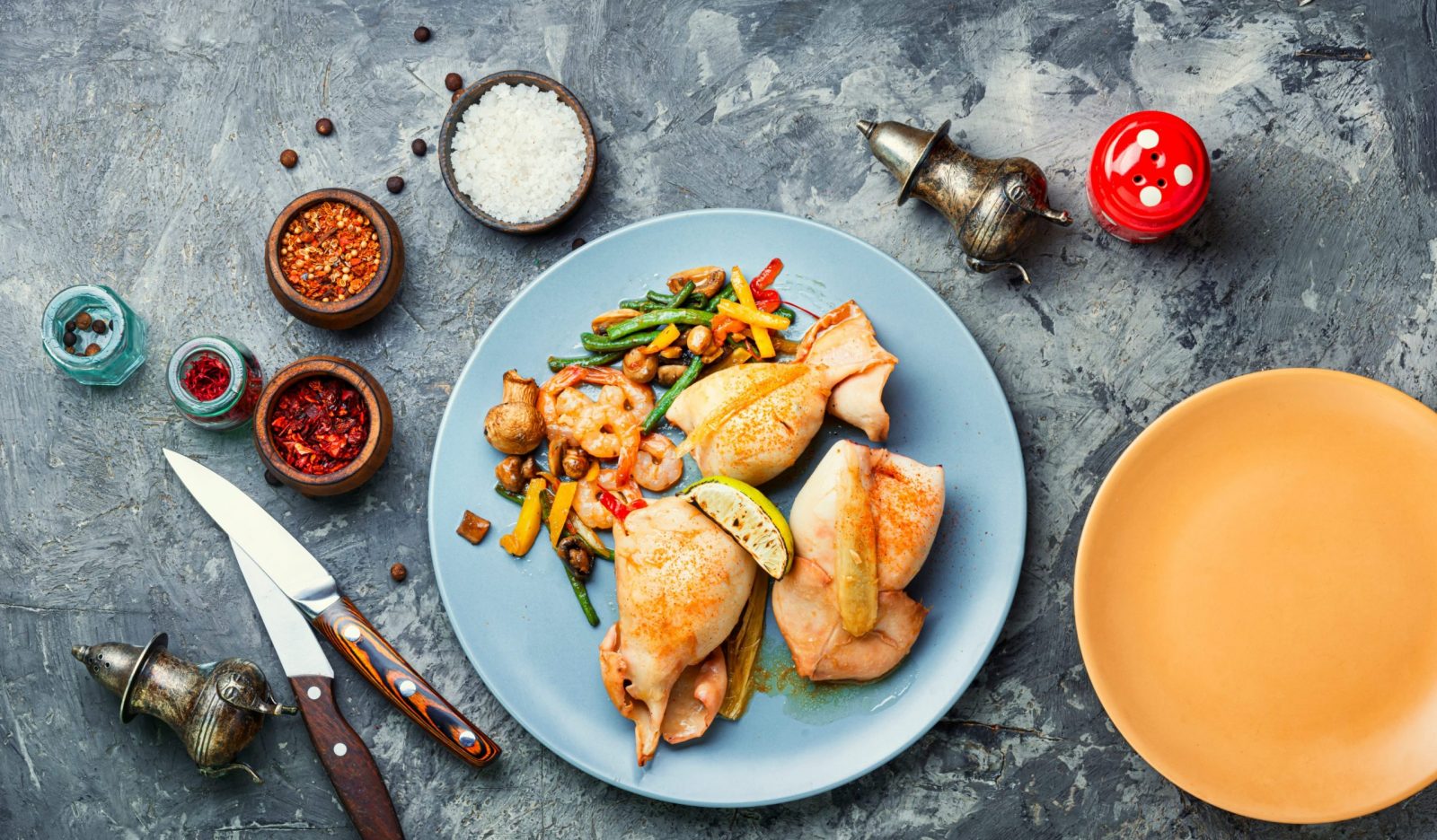 Кальмары, фаршированные рисом и яйцами Лайфхакер