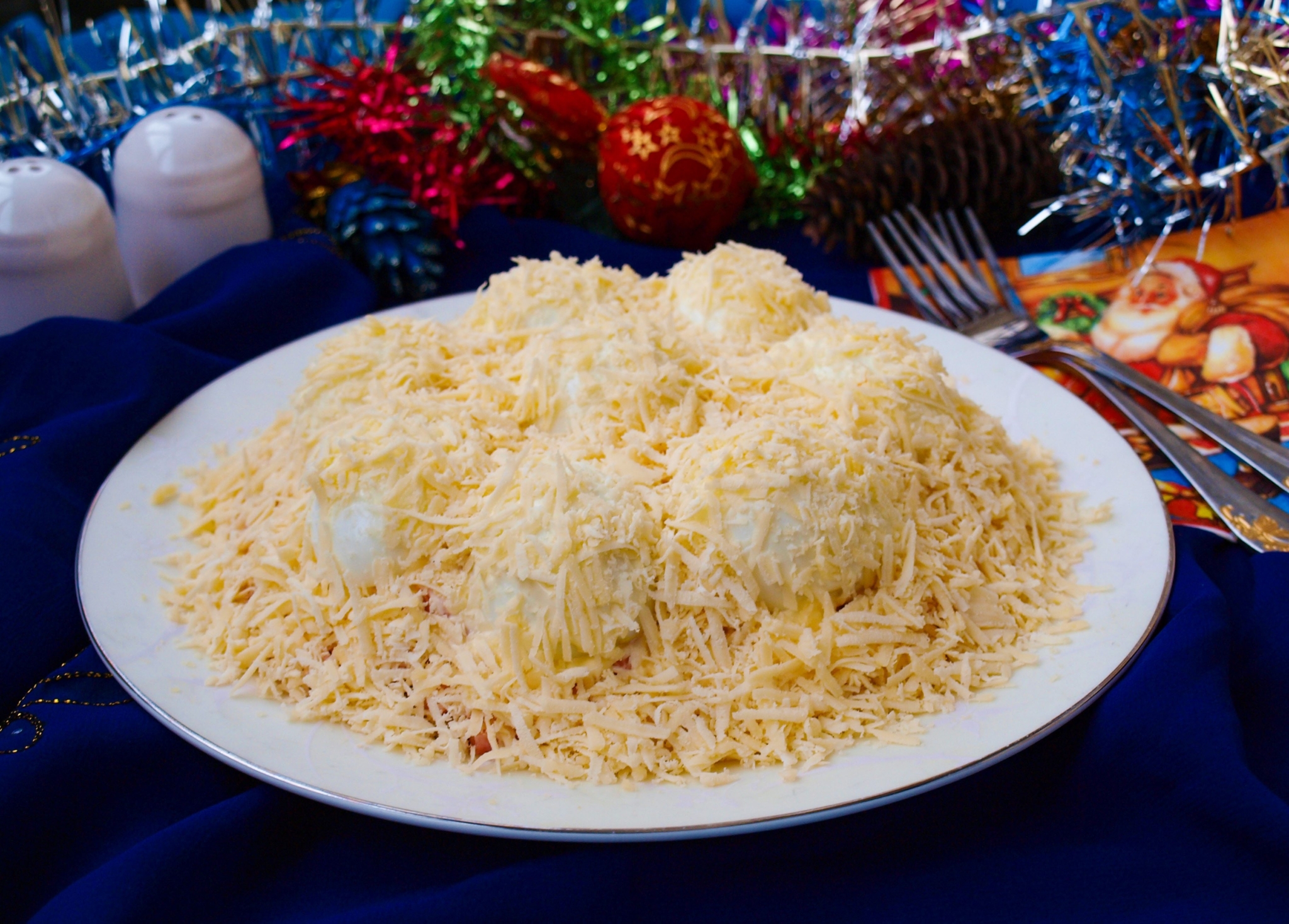 Куриный салат с яйцами 