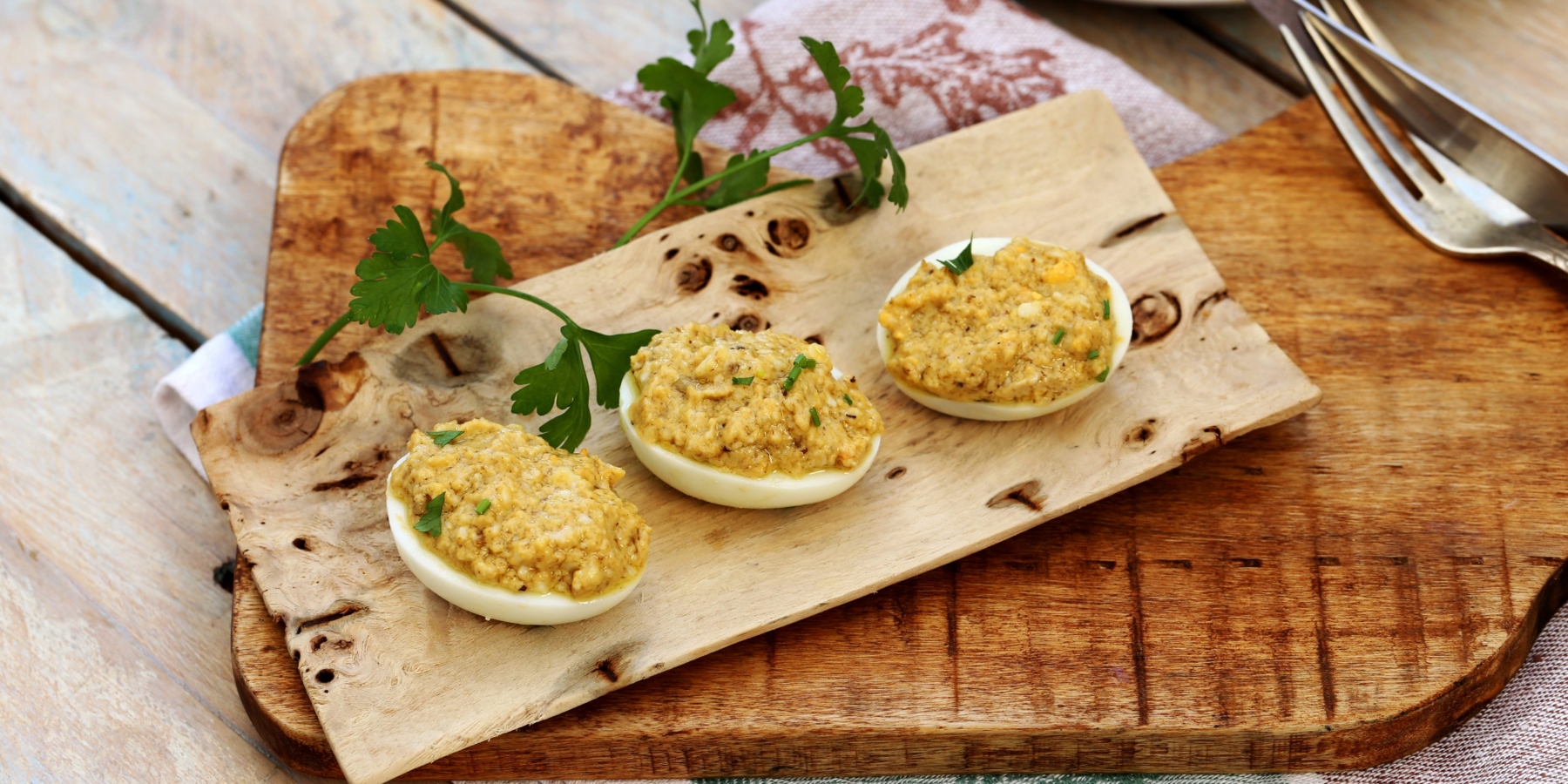 Яйца, фаршированные печенью трески и творогом