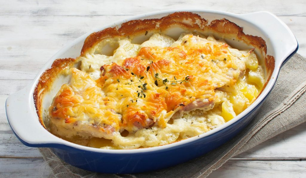 Свинина, запечённая с картошкой и сыром в духовке Лайфхакер