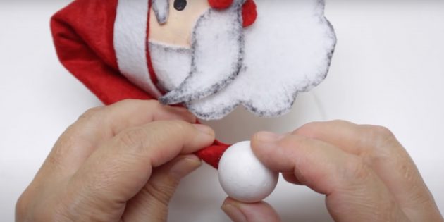Как сделать Деда Мороза своими руками: приклейте шарик из пенопласта