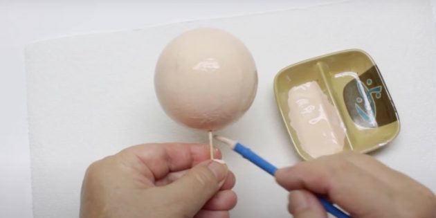 Как сделать Деда Мороза своими руками: покрасьте шарик