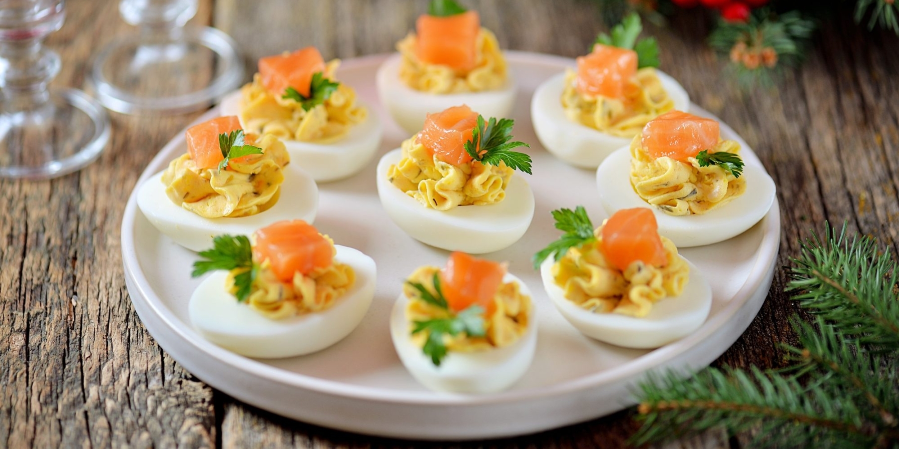 Яйца, фаршированные консервированной рыбой