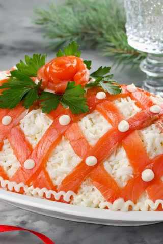 Слоёный салат с красной рыбой