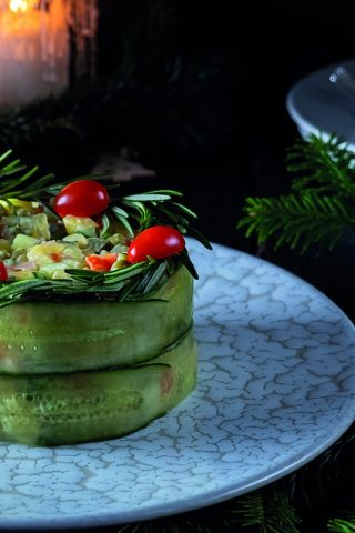 Праздничный салат с креветками, авокадо и огурцами