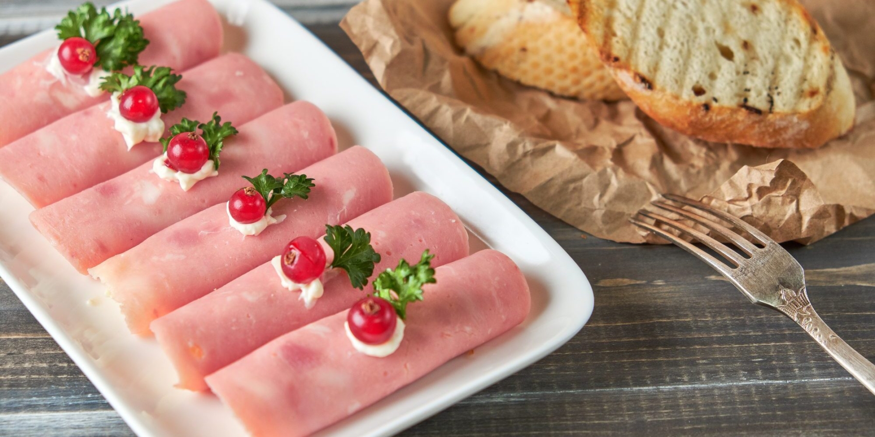 Рулетики из ветчины со сливочным сыром и яйцами