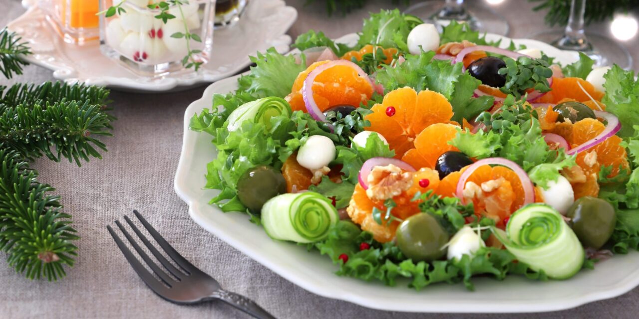 Лёгкий праздничный салат с мандаринами, оливками и сыром