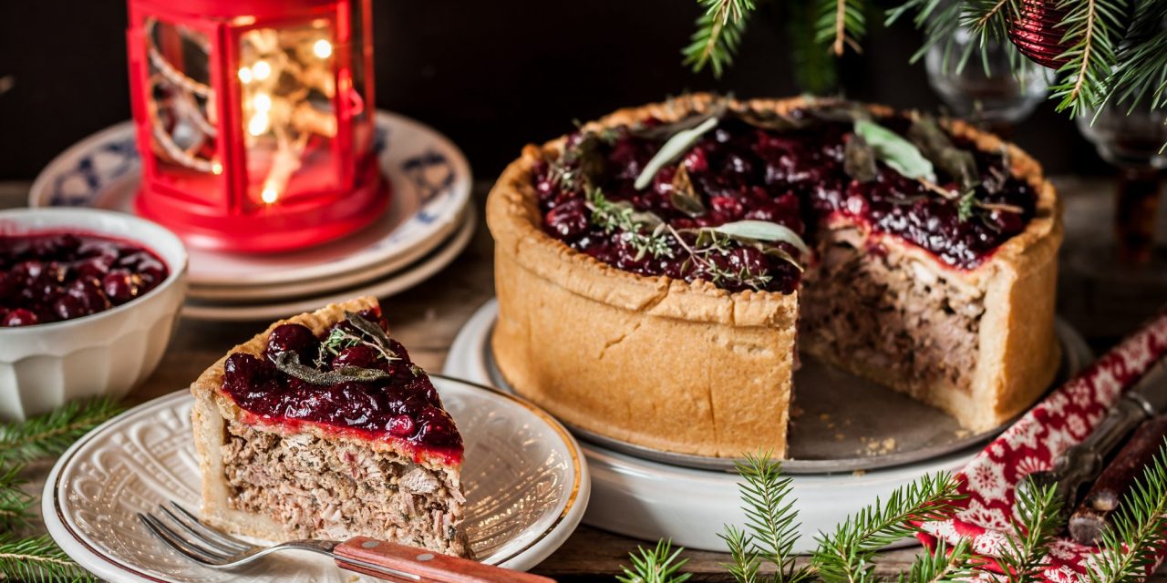 Удивите гостей на праздник. Приготовьте этот роскошный мясной пирог с клюквенным соусом