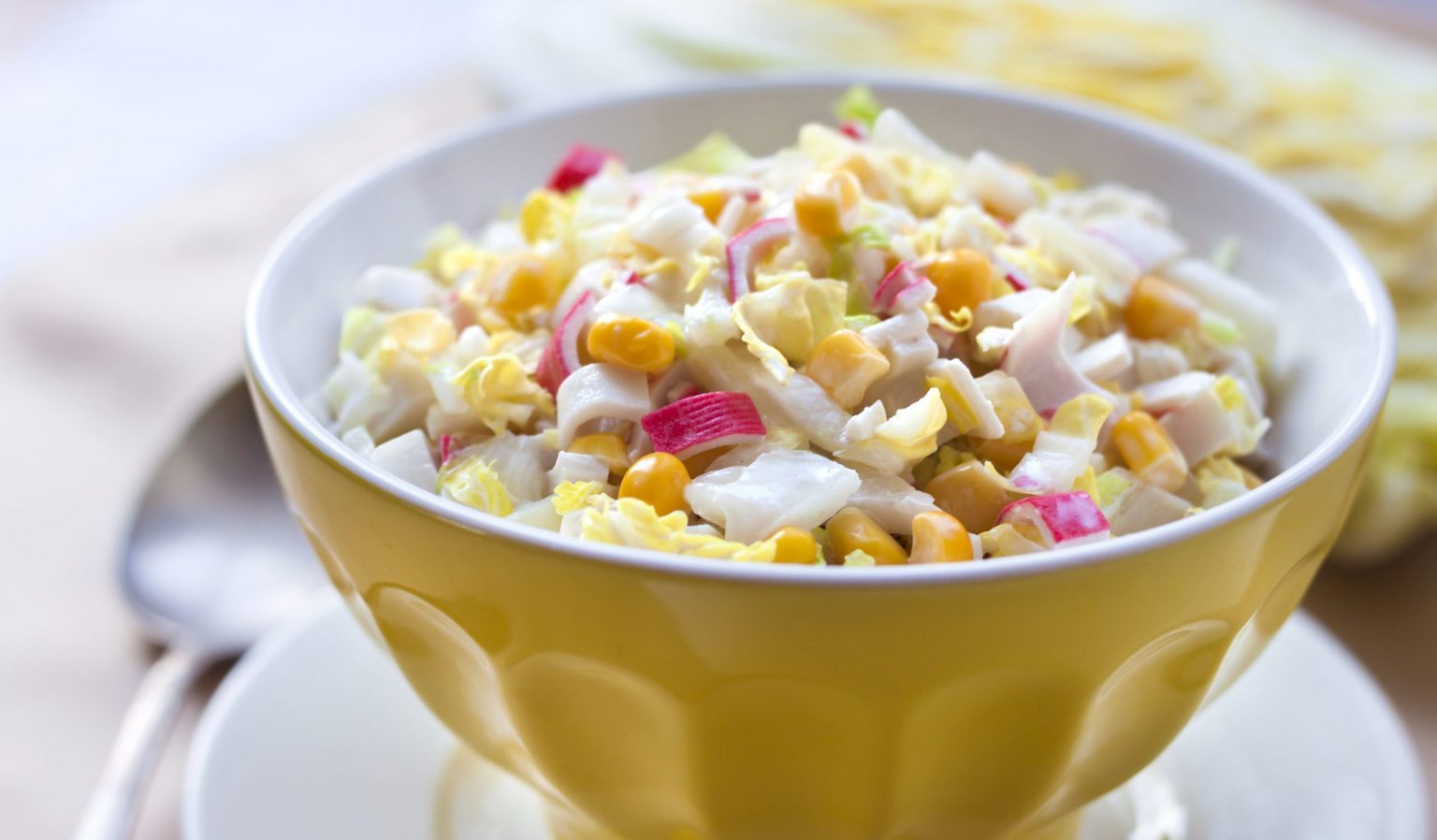 Салат с крабовыми палочками и пекинской капустой Лайфхакер