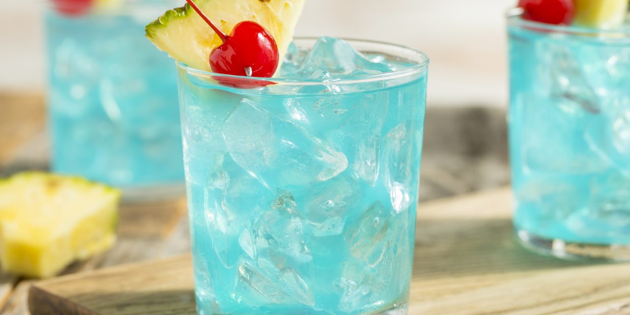 Голубой коктейль с ромом