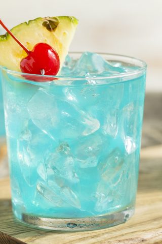 Голубой коктейль с ромом